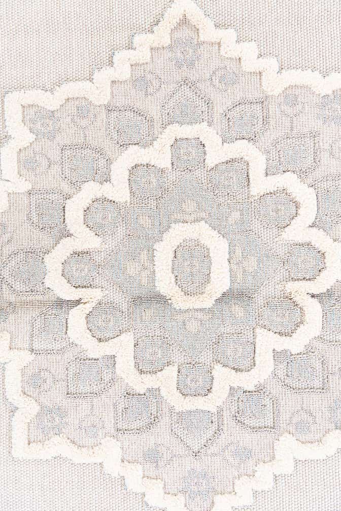 5' 2 x 7' 5 Easy-Clean Traditional Indoor / Outdoor Rug