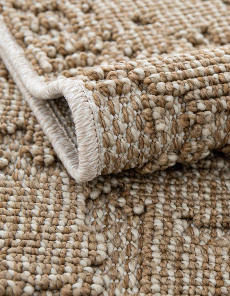 Detail image of 4' 1 x 6' 1 Easy-Clean Traditional Indoor / Outdoor Rug