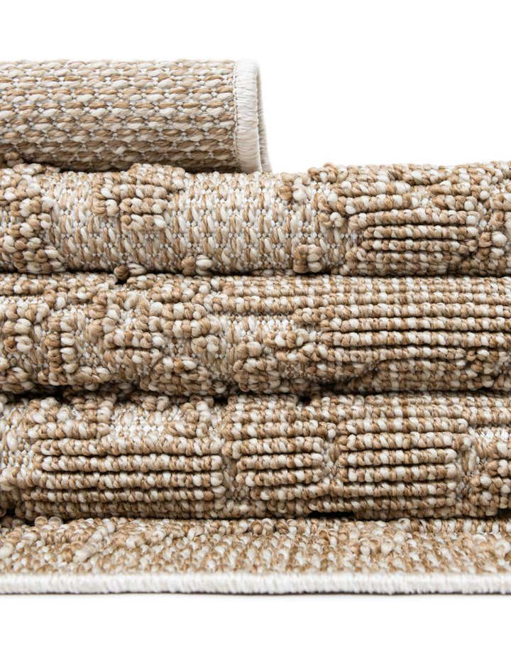 4' 1 x 6' 1 Easy-Clean Traditional Indoor / Outdoor Rug