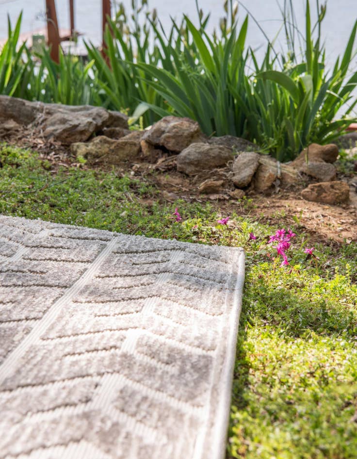 Detail image of 4' x 6'  Washable Sabrina Soto Aston Indoor / Outdoor Rug