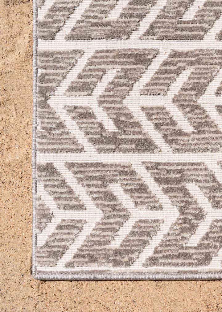 5' x 8' Easy-Clean Sabrina Soto Aston Indoor / Outdoor Rug