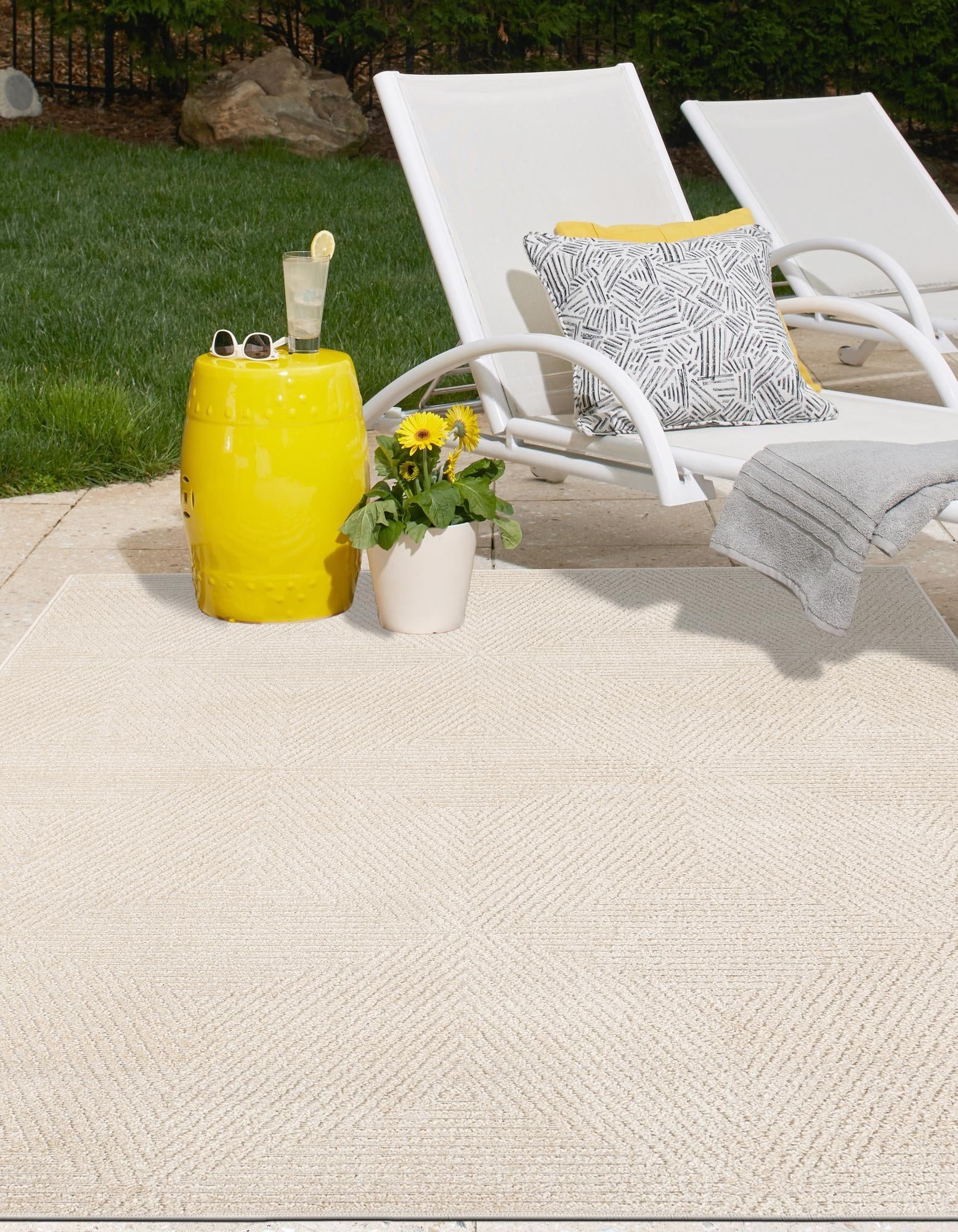 4' x 6' Easy-Clean Sabrina Soto Indoor / Outdoor Rug