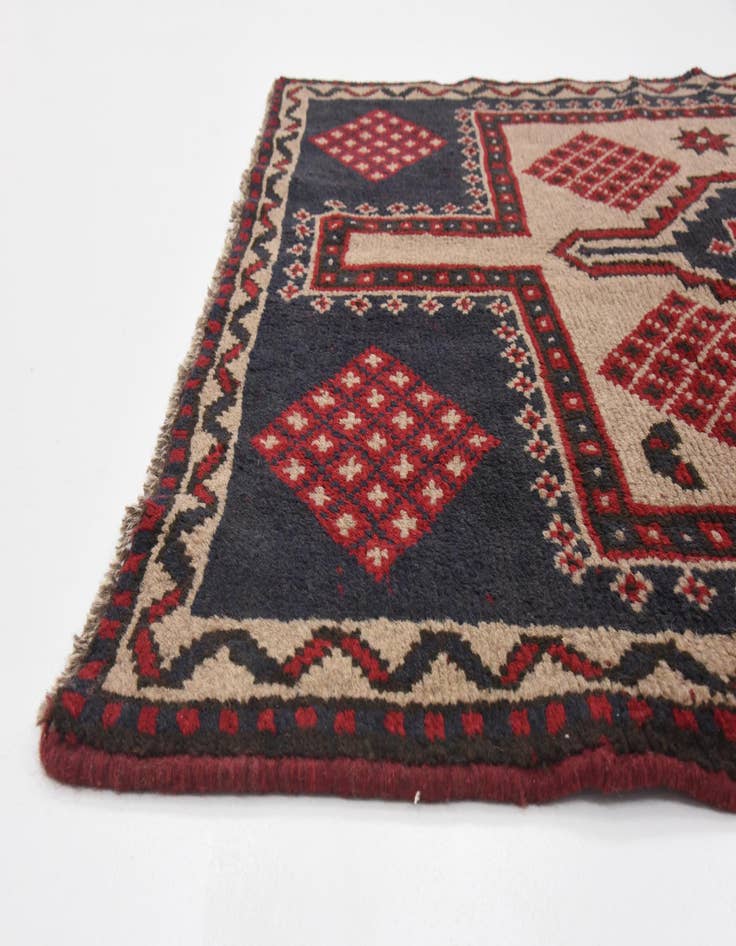 Detail image of 4' 10 x 6' 2 Hand Knotted Shiraz Persian Wool Rug