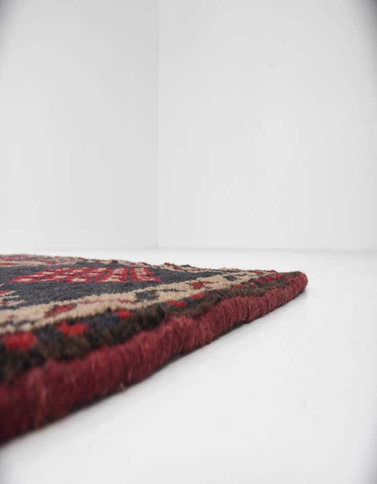 Detail image of 4' 10 x 6' 2 Hand Knotted Shiraz Persian Wool Rug