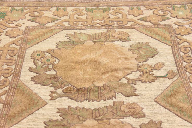 Detail image of 4' 5 x 6' 5 Hand Woven Sumak Wool Rug