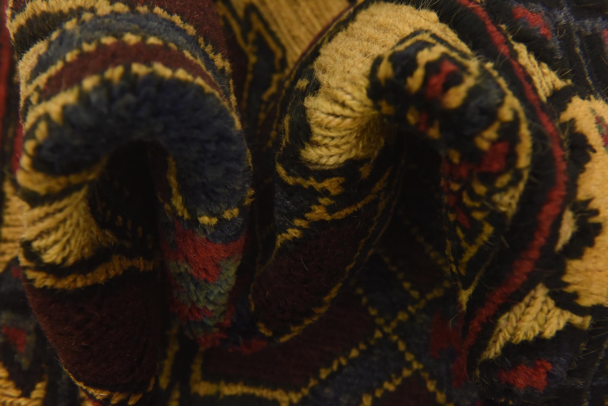 2' 8 x 4' 9 Hand Knotted Sumak Wool Rug