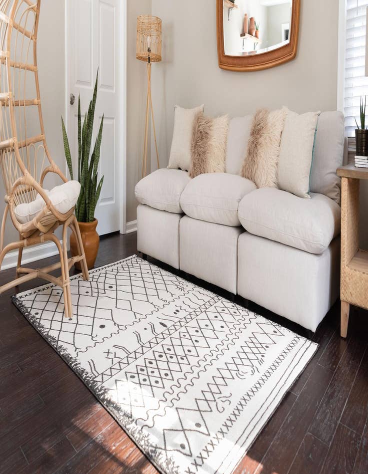 Detail image of 2' x 3' Titania Rug