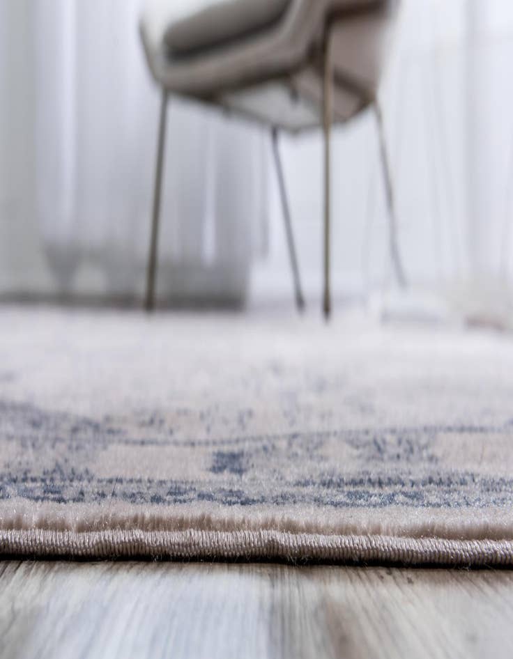 Detail image of 2' 2 x 3' Victoria Rug