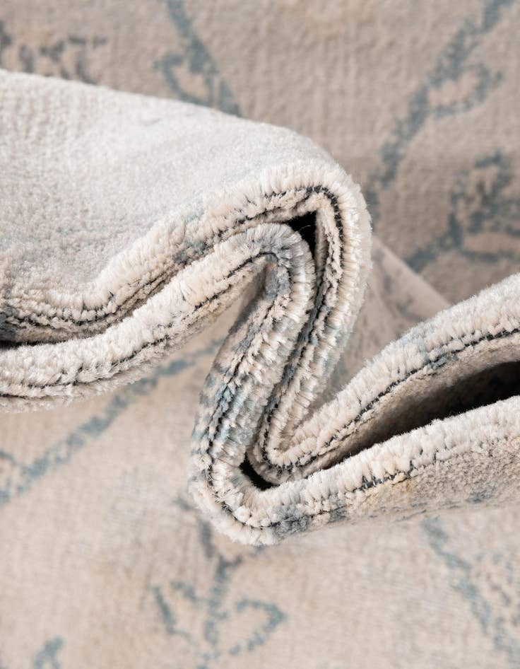 Detail image of 4' x 6' Victoria Rug