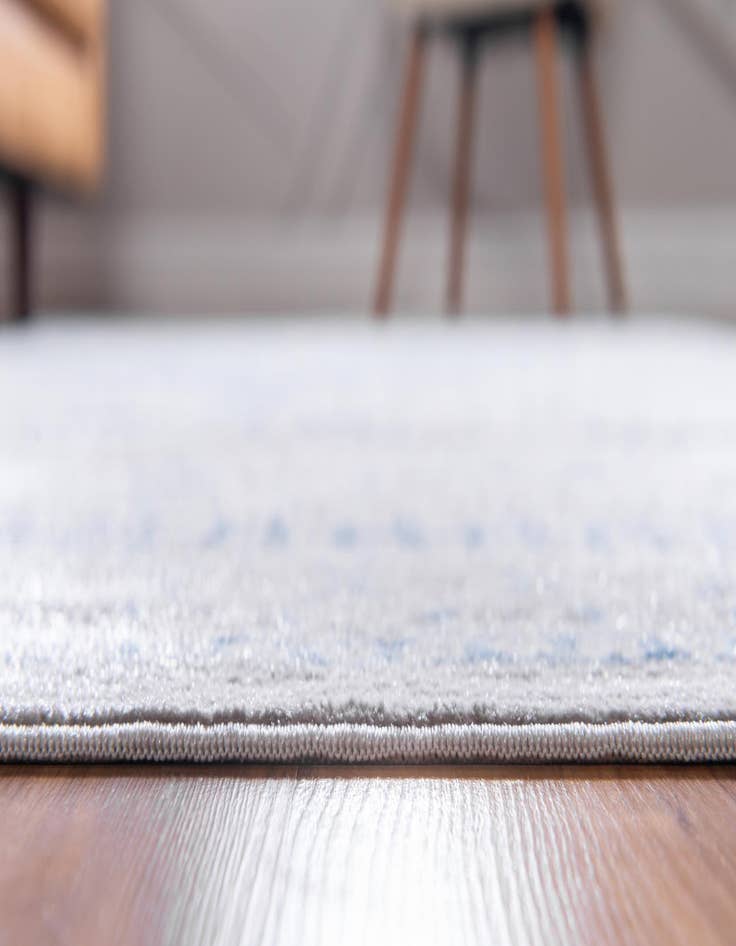 Detail image of 7' x 10' Victoria Rug