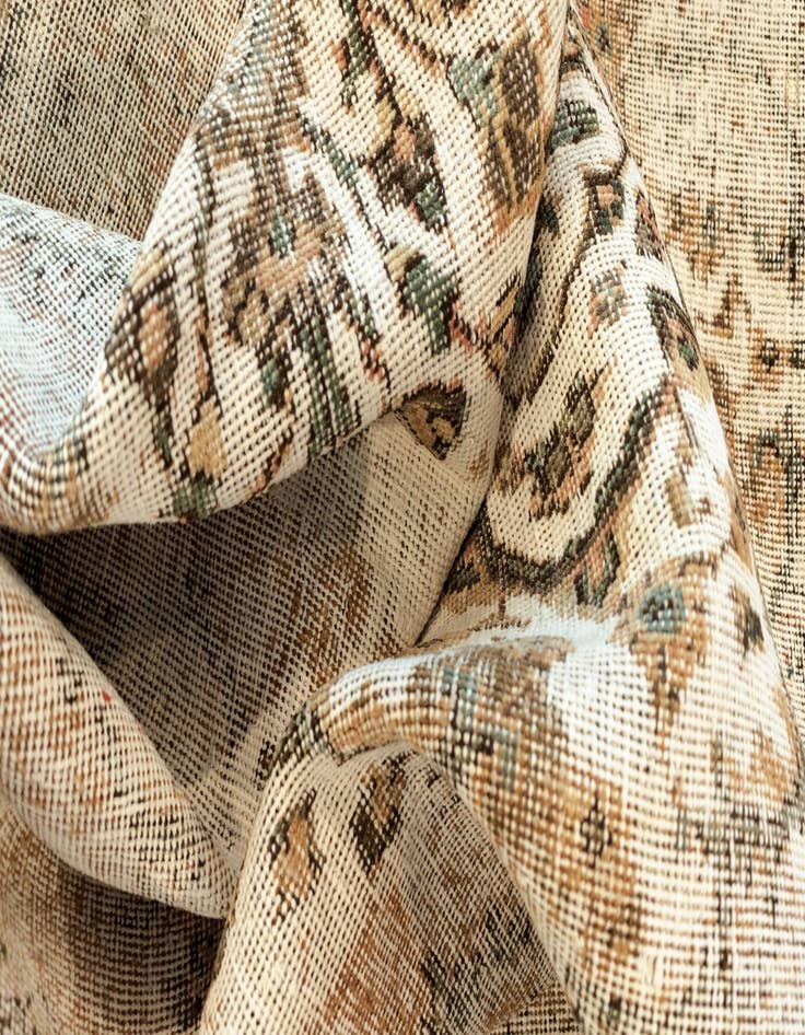 Detail image of 6' 5 x 9' 9 Vintage Royal Wool Rug