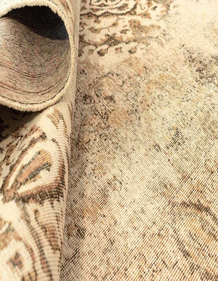 Detail image of 6' 5 x 9' 9 Vintage Royal Wool Rug