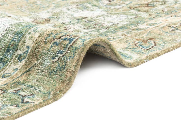 Detail image of 5' 9 x 8' 10 Vintage Royal Rug