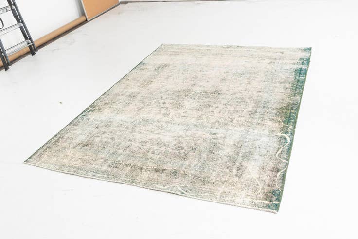 Detail image of 6' 3 x 8' 10 Vintage Royal Rug