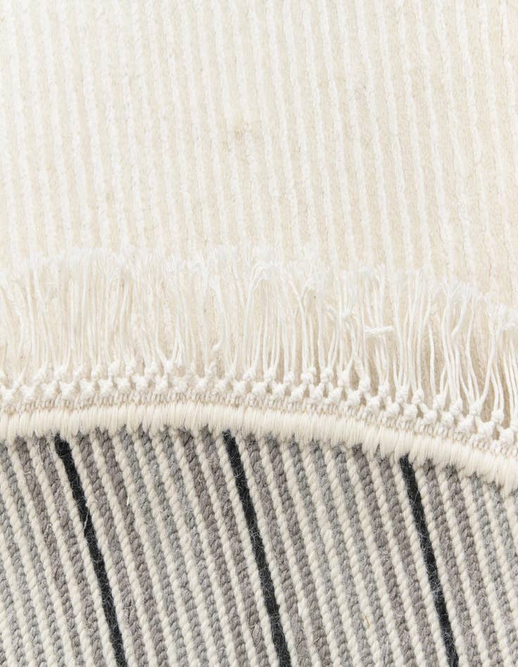 Detail image of 6' 6 x 6' 6  Hand Knotted Darya Wool Round Rug