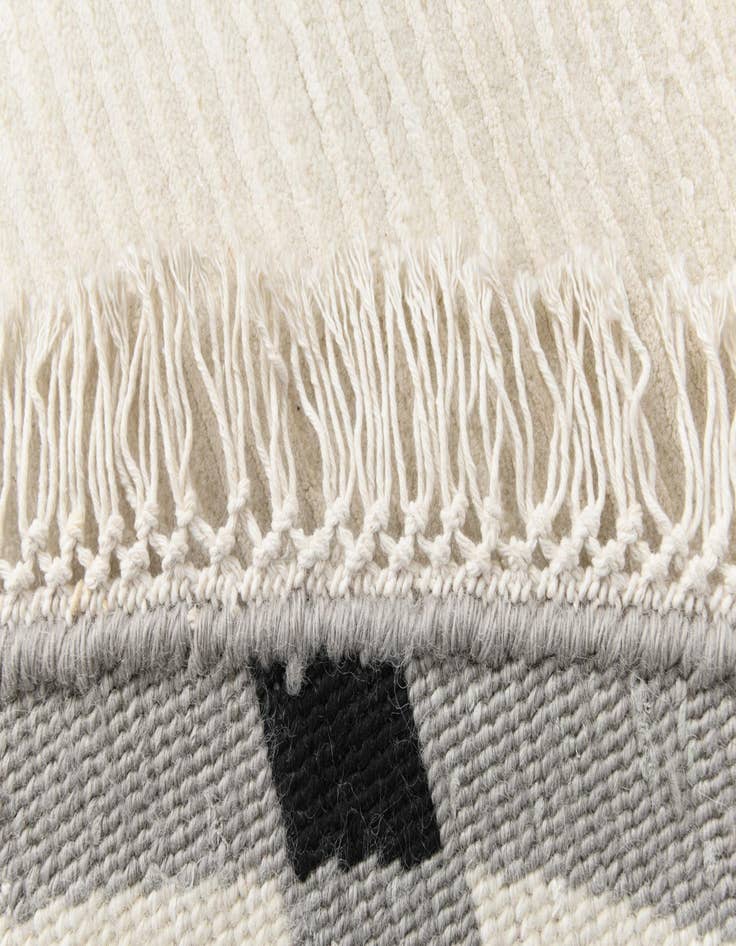 Detail image of 6' 7 x 6' 7  Hand Knotted Darya Wool Round Rug