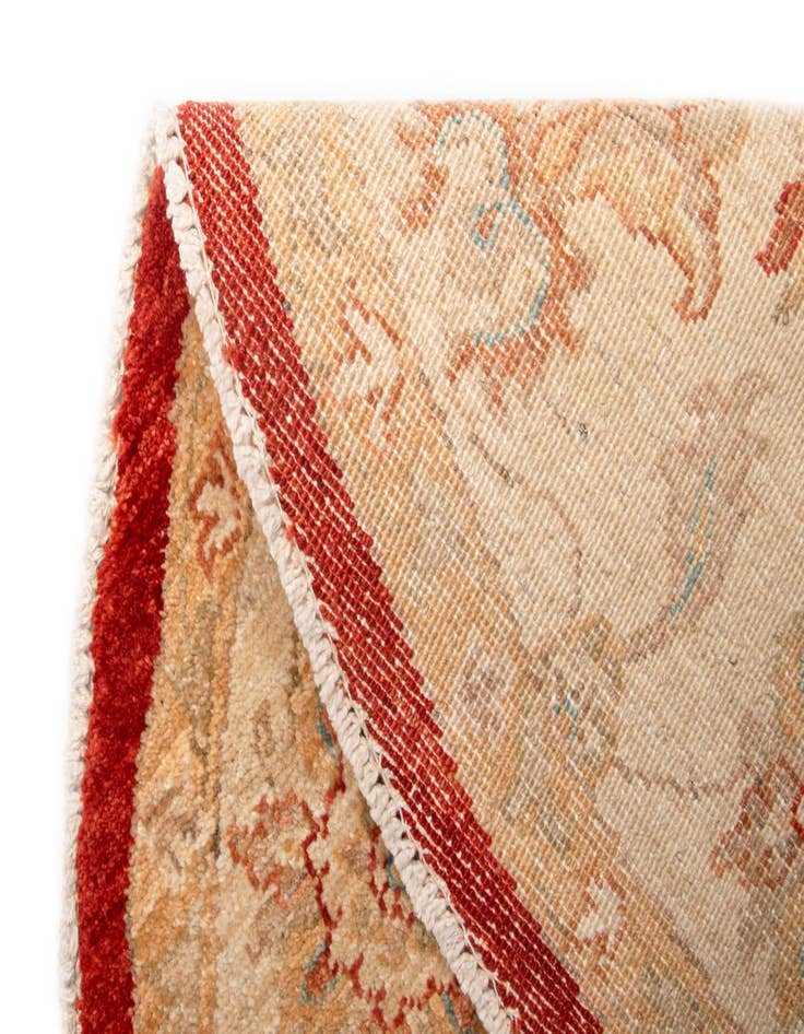 Detail image of 4' 7 x 5' Kaizar Round Rug