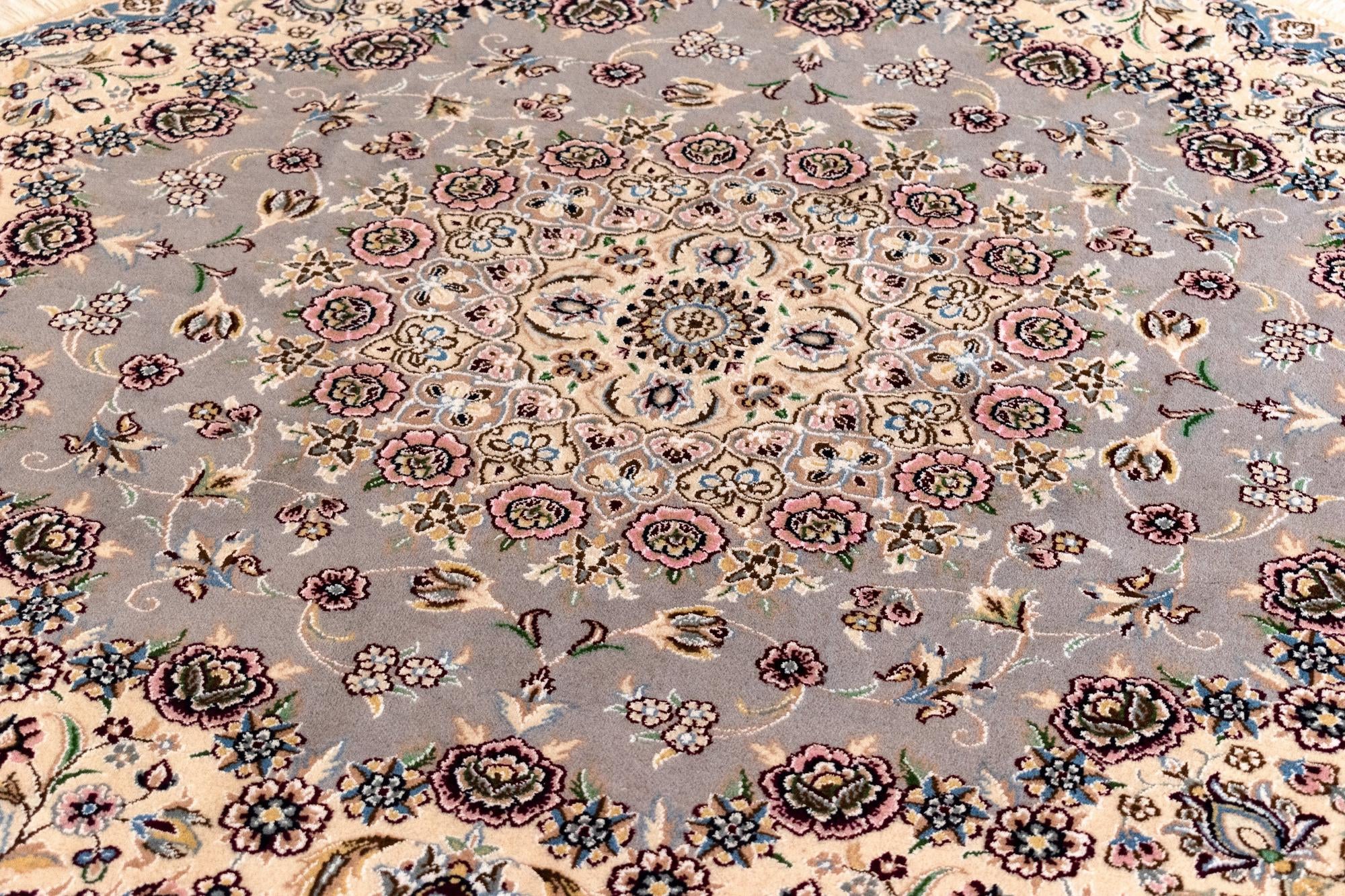4' 11 x 4' 11 Nain Round Rug