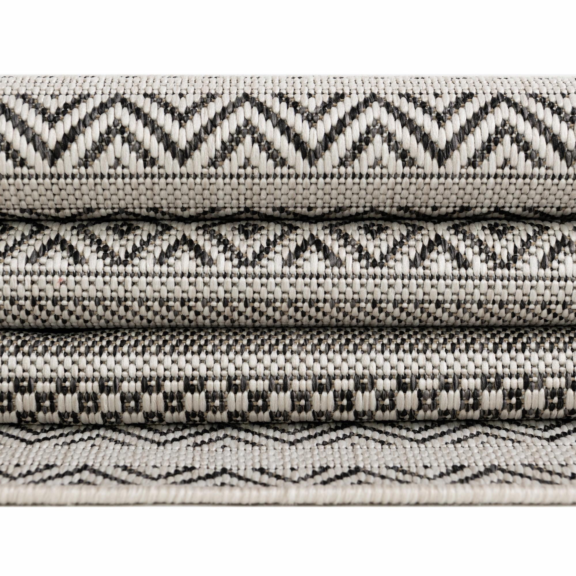 5' 3 x 5' 3 Easy-Clean Ribbon Indoor / Outdoor Round Rug