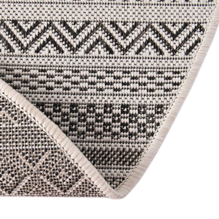 Detail image of 4' x 4' Easy-Clean Ribbon Indoor / Outdoor Round Rug