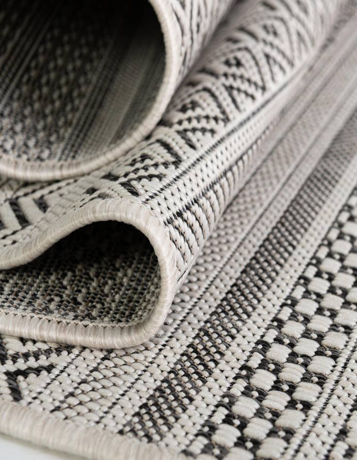 Detail image of 5' 3 x 5' 3 Washable Ribbon Indoor / Outdoor Round Rug