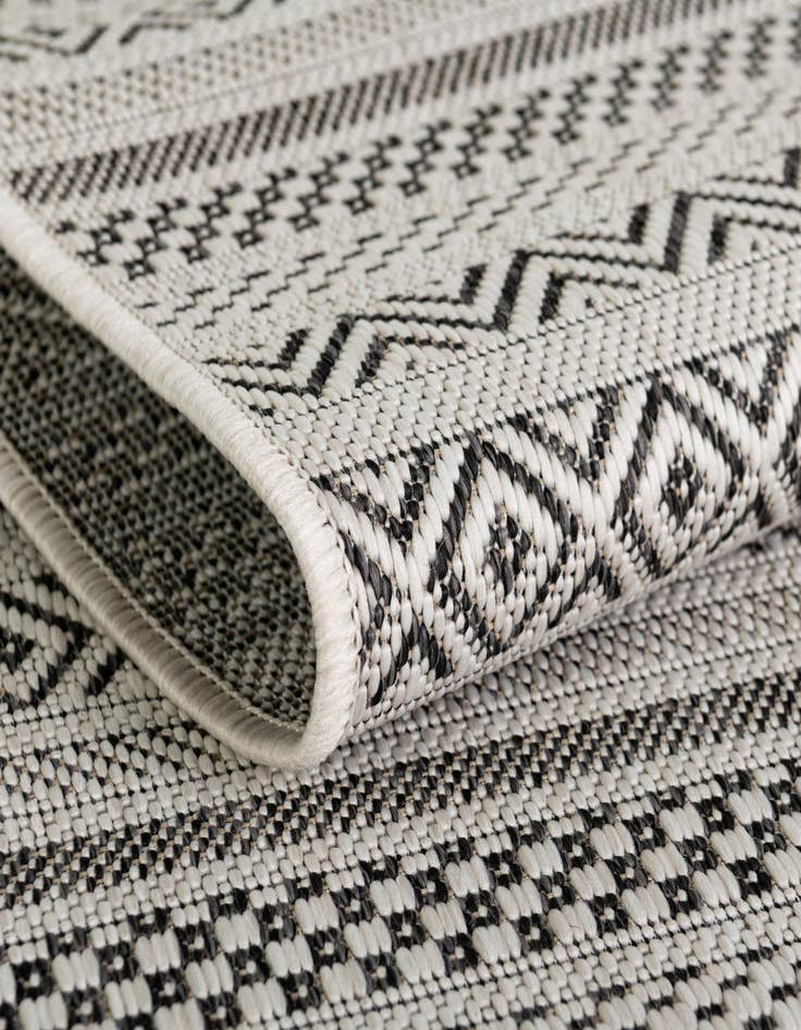 Detail image of 3' x 3' Easy-Clean Striped Indoor / Outdoor Round Rug
