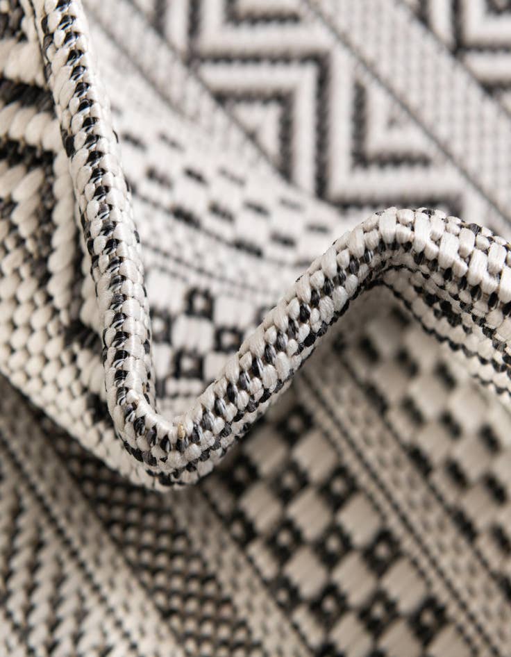 Detail image of 7' 10 x 7' 10 Easy-Clean Striped Indoor / Outdoor Round Rug