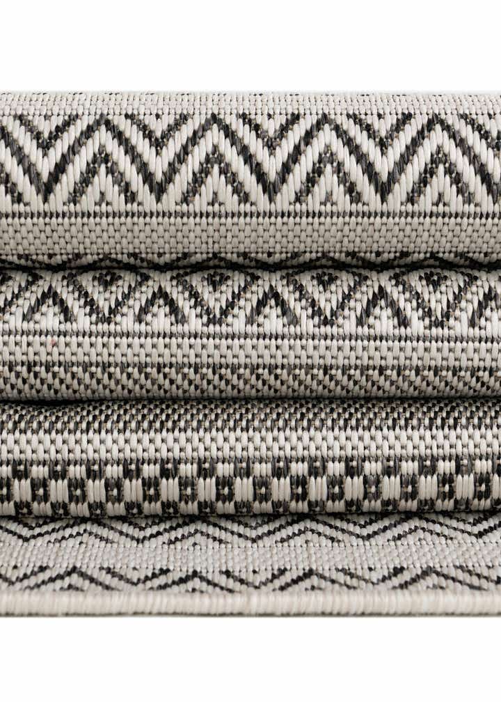 5' 3 x 5' 3 Easy-Clean Striped Indoor / Outdoor Round Rug