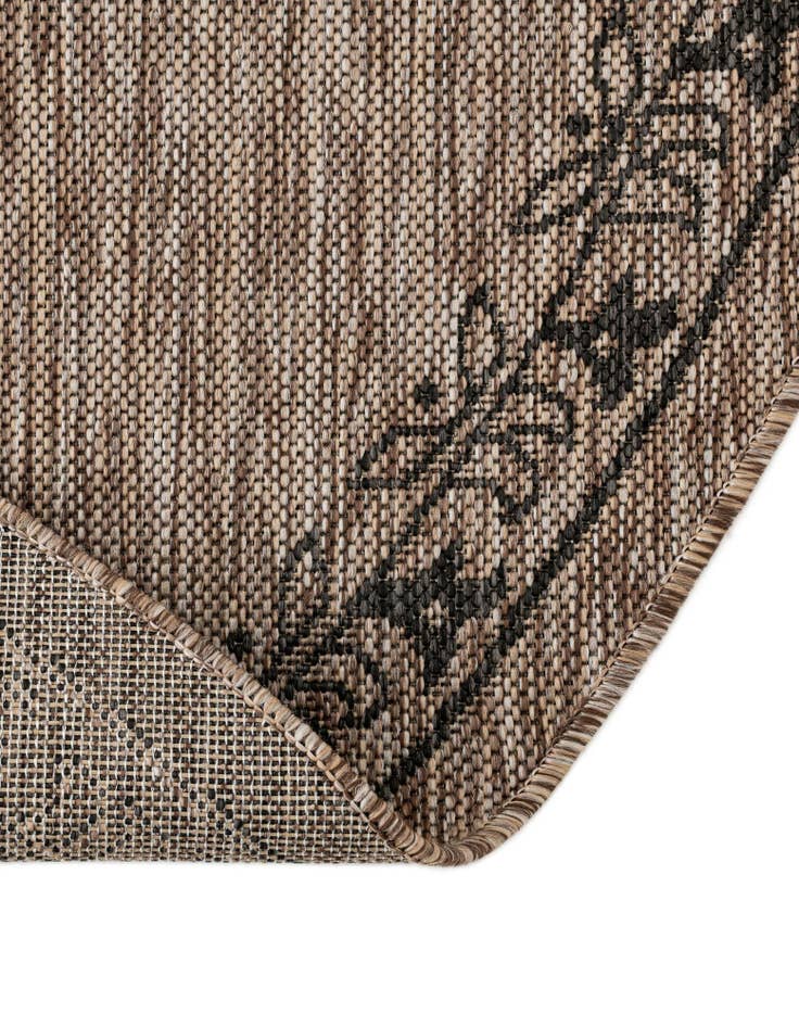 Detail image of 12' x 12'  Washable Traditional Indoor / Outdoor Round Rug