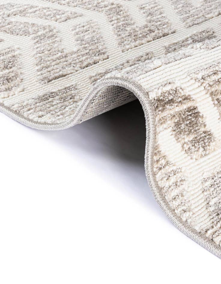 Detail image of 8' x 8' Easy-Clean Sabrina Soto Aston Indoor / Outdoor Round Rug