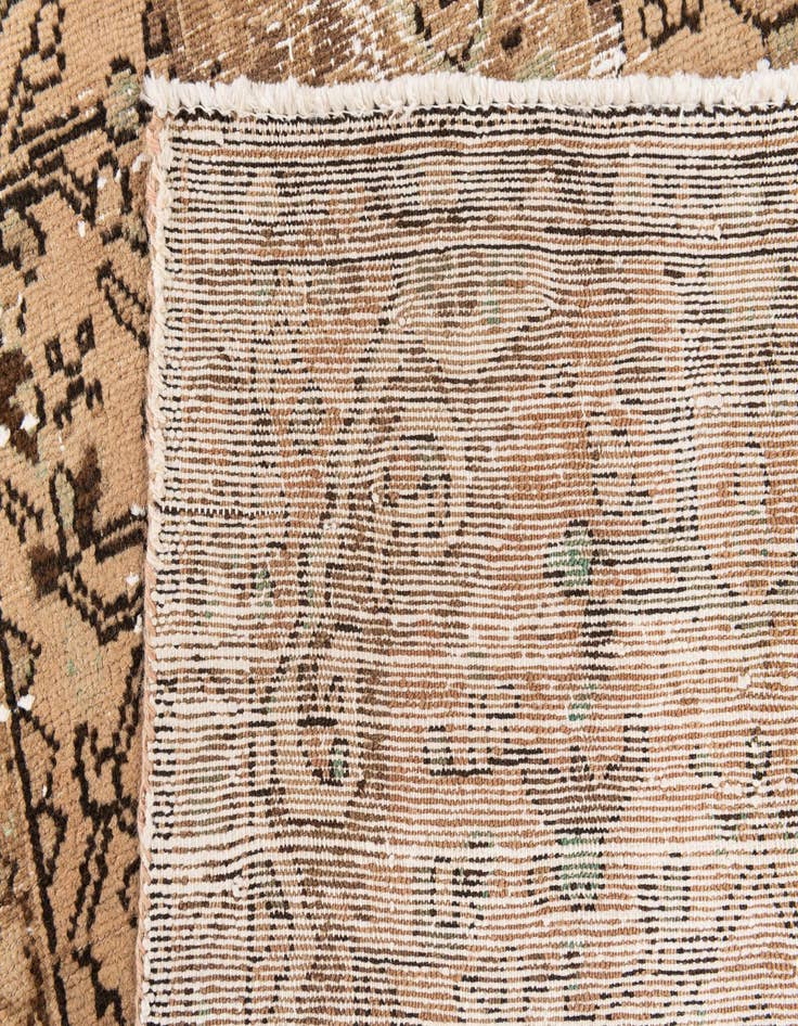 Detail image of 2' 7 x 8' 9  Hand Knotted Ultra Vintage Persian Wool Round Rug