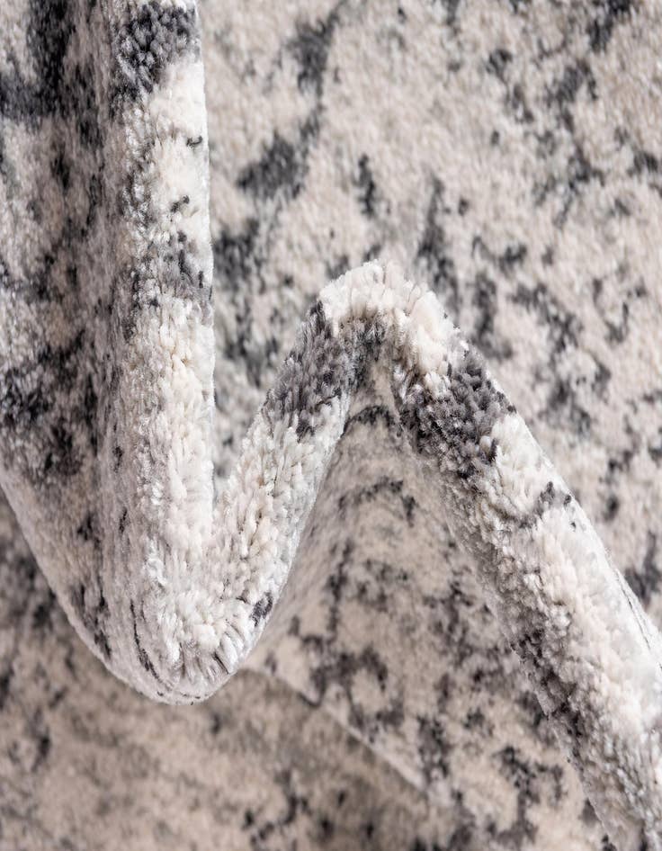 Detail image of 2' 7 x 10' Heritage Runner Rug