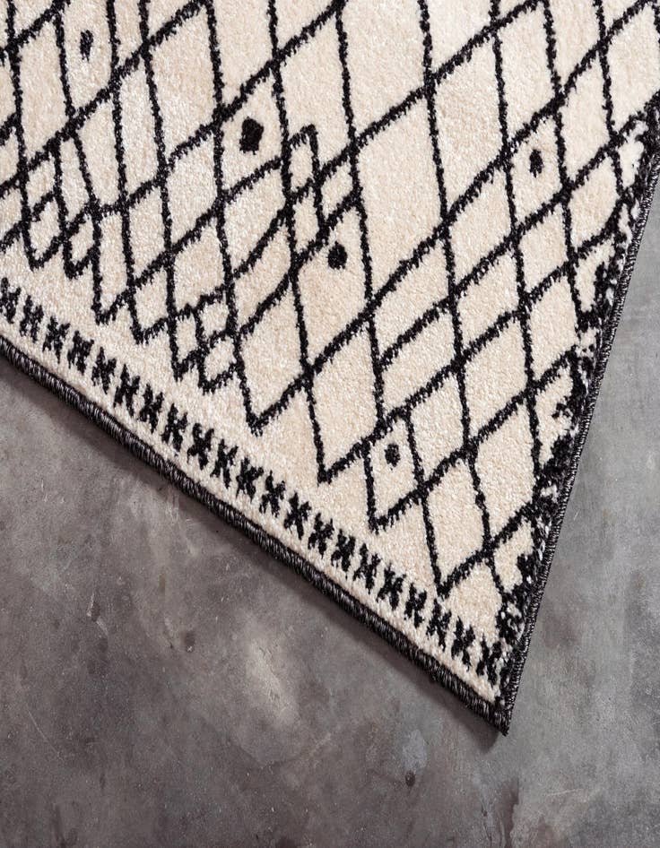 Detail image of 2' 7 x 10' Titania Runner Rug