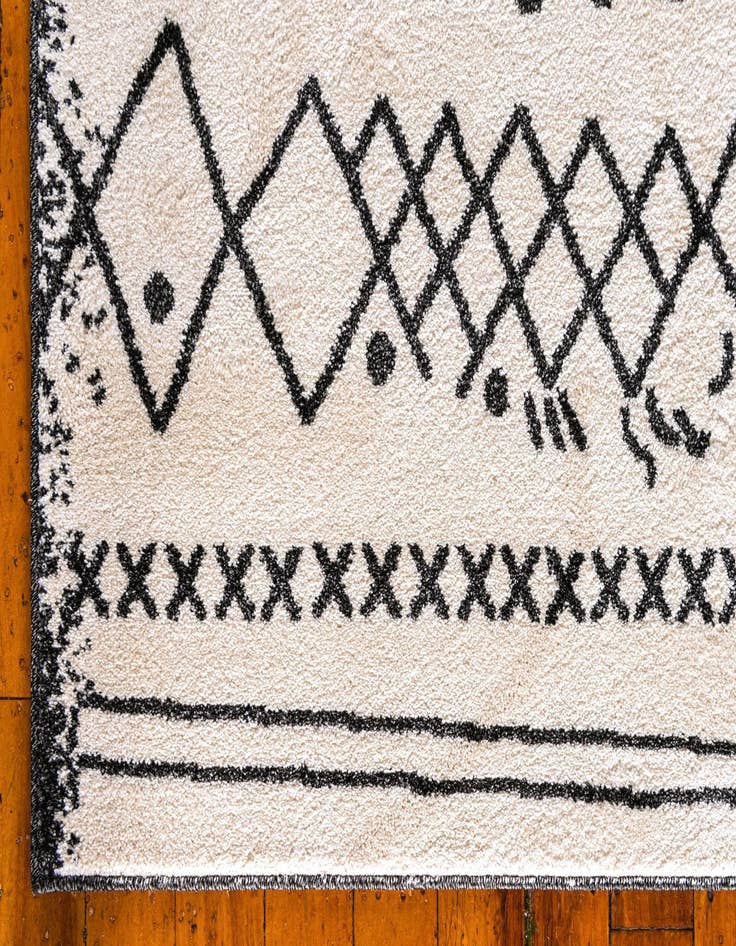 Detail image of 2' 7 x 10' Titania Runner Rug