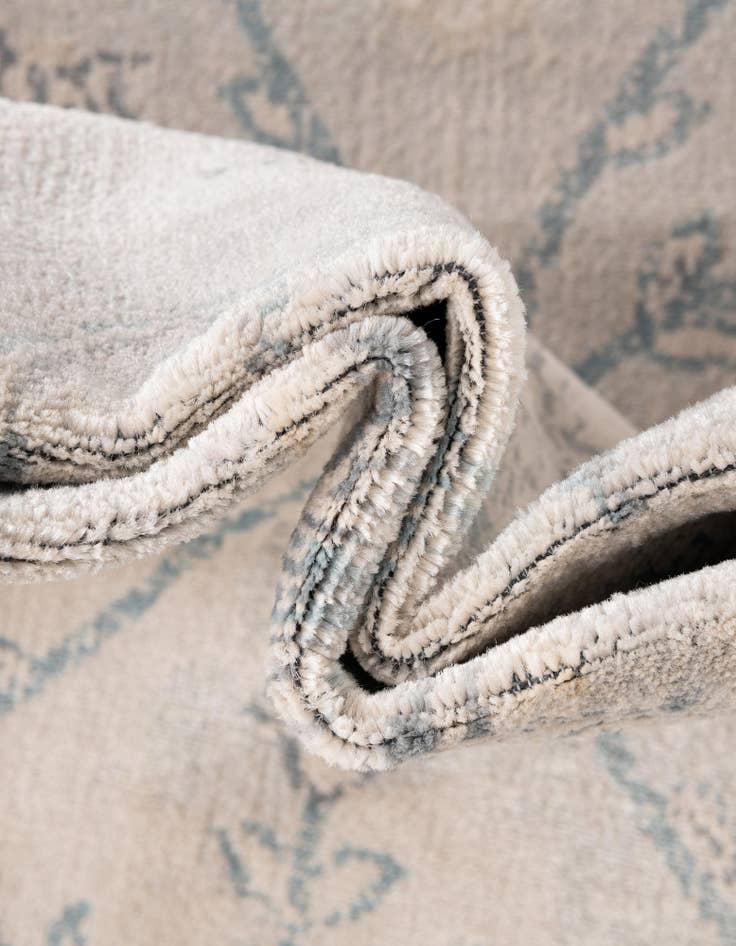 Detail image of 2' 7 x 6' Victoria Runner Rug