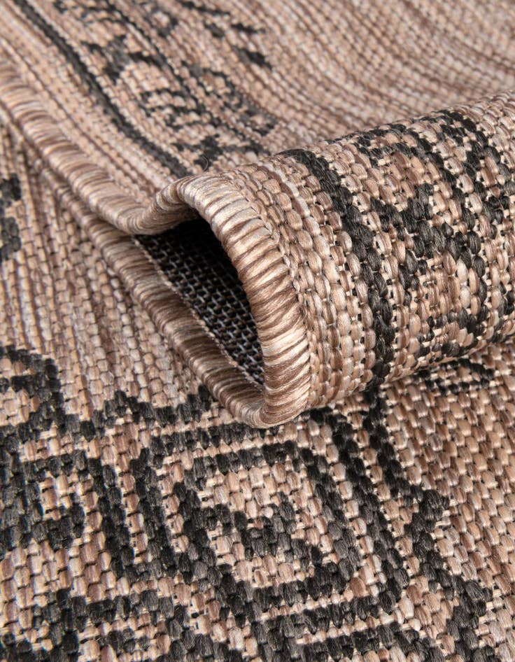 Detail image of 7' 10 x 7' 10  Washable Traditional Indoor / Outdoor Square Rug