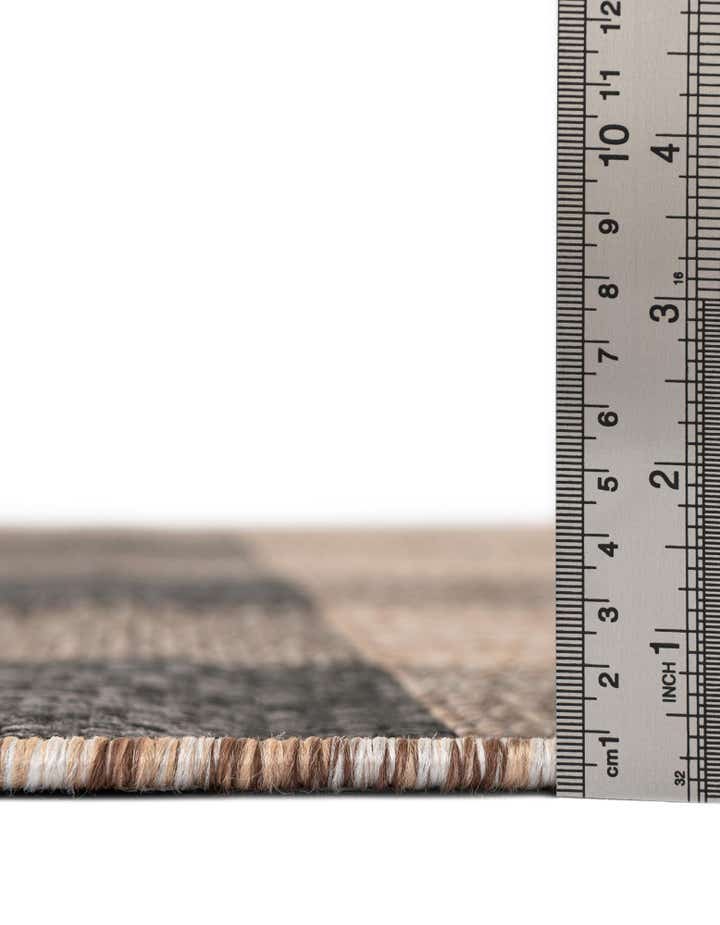 5' 3 x 7' Easy-Clean Checkered Indoor / Outdoor Rug