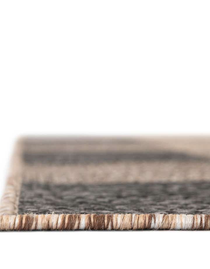 5' 3 x 7' Easy-Clean Checkered Indoor / Outdoor Rug