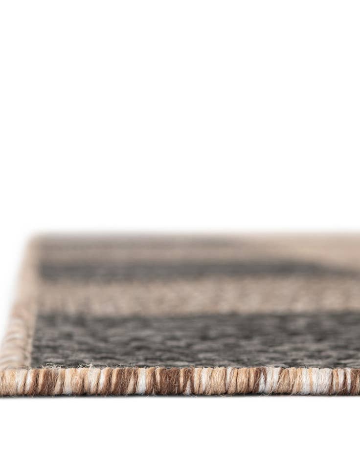 Detail image of 5' 3 x 7' Easy-Clean Checkered Indoor / Outdoor Rug