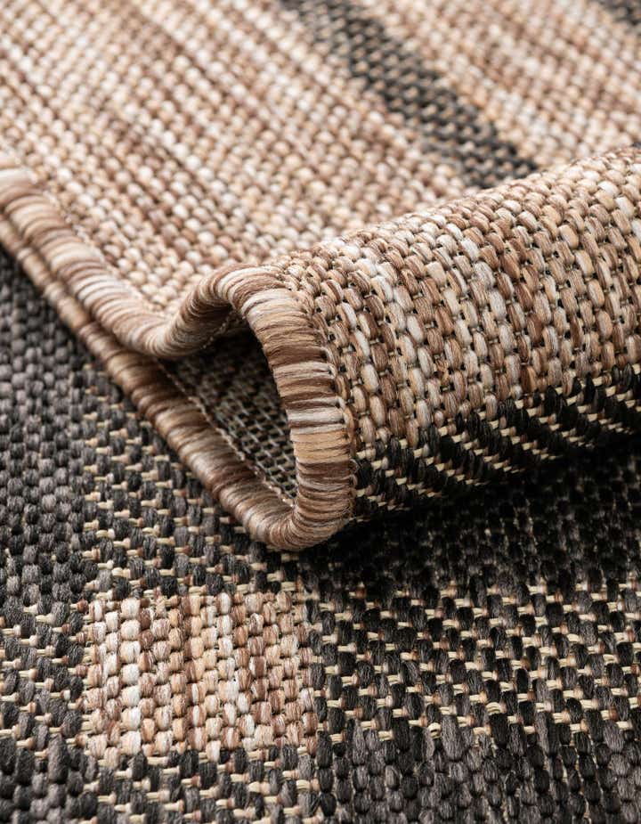 5' 3 x 5' 3 Easy-Clean Checkered Indoor / Outdoor Round Rug