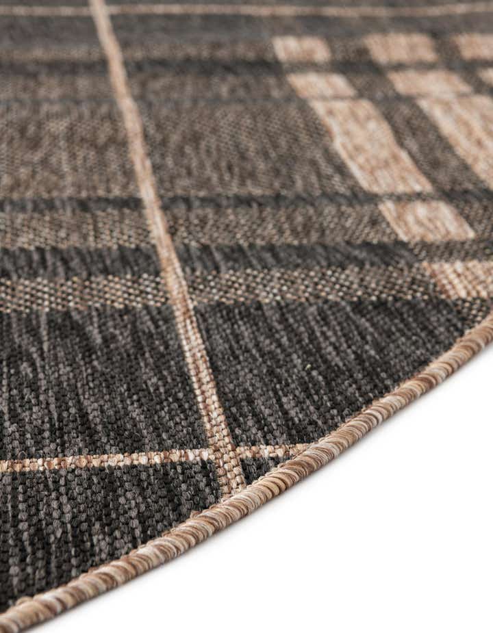 5' 3 x 5' 3 Easy-Clean Checkered Indoor / Outdoor Round Rug