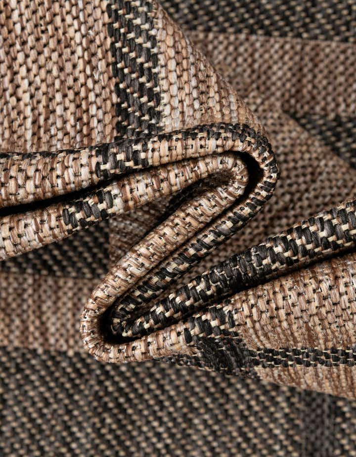 5' 3 x 5' 3 Easy-Clean Checkered Indoor / Outdoor Round Rug