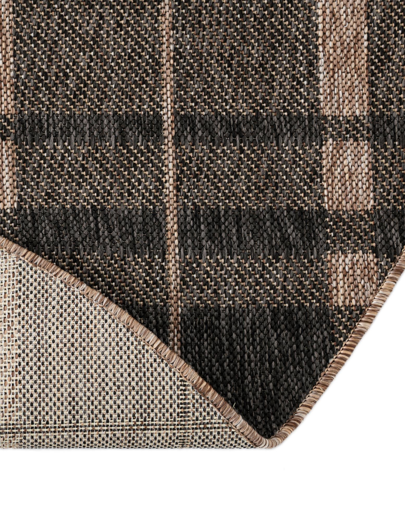 5' 3 x 5' 3 Easy-Clean Checkered Indoor / Outdoor Round Rug