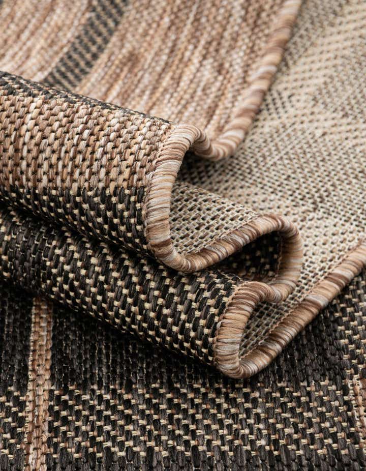 5' 3 x 5' 3 Easy-Clean Checkered Indoor / Outdoor Round Rug