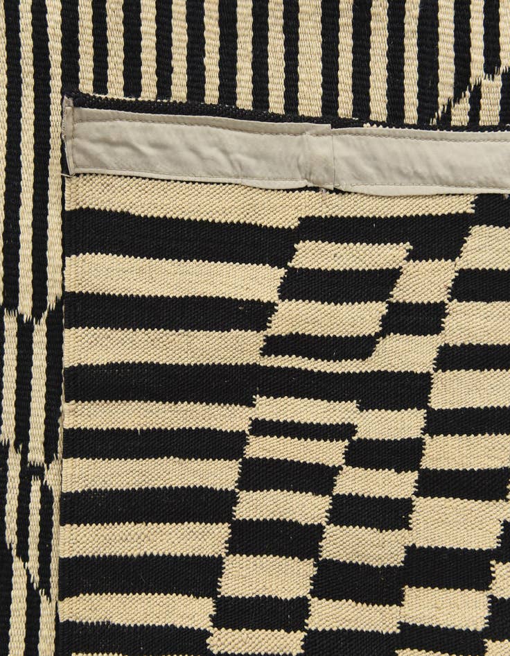 Detail image of 4' 7 x 7' 10  Hand Woven Kilim Modern Wool Rug