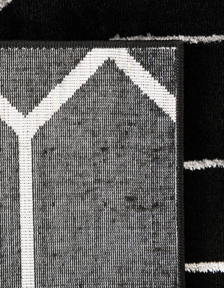 Detail image of 5' 3 x 7' Marilyn Monroe™ Glam Trellis Rug