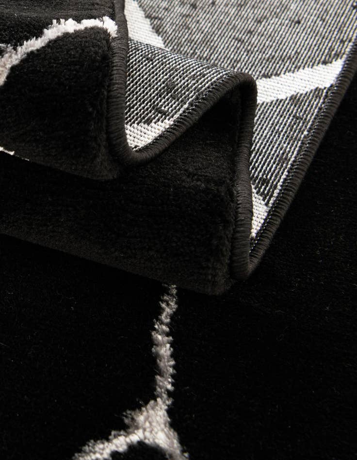 Detail image of 7' 10 x 7' 10 Marilyn Monroe™ Glam Trellis Round Rug