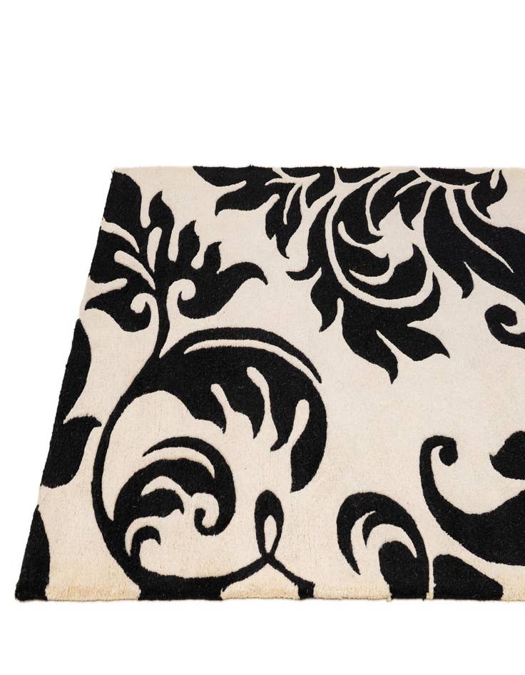 Detail image of 4' x 5' 11 Agra Wool Rug