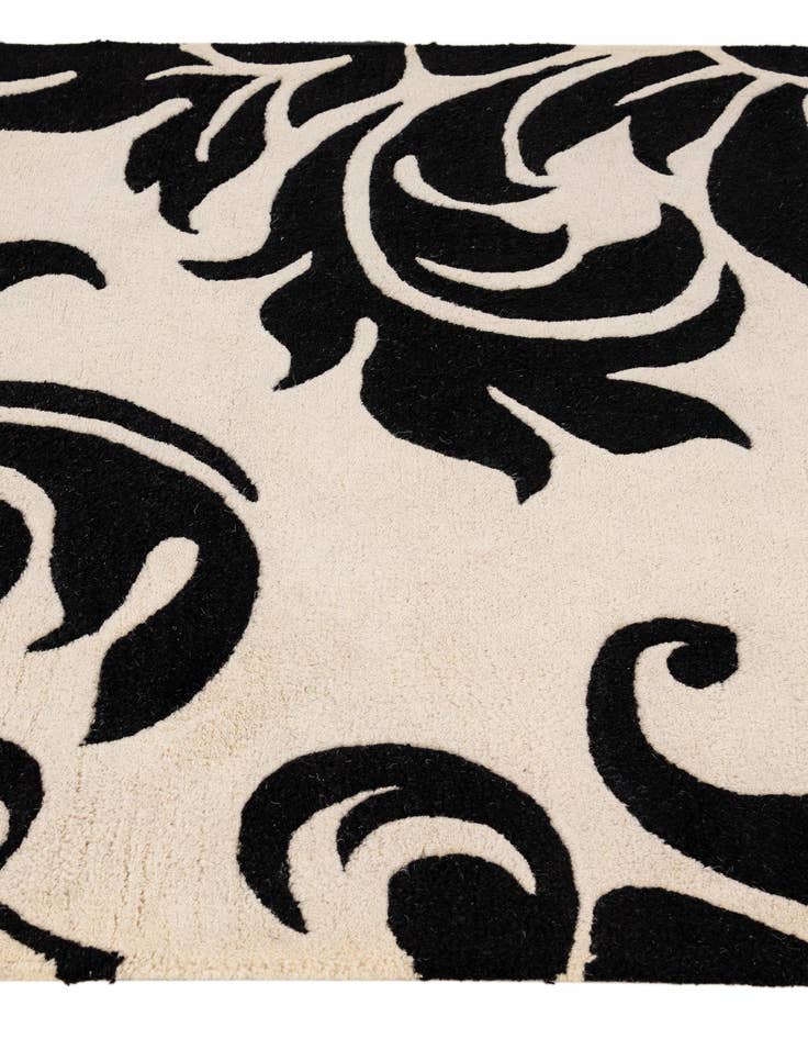 Detail image of 4' x 5' 11 Agra Wool Rug