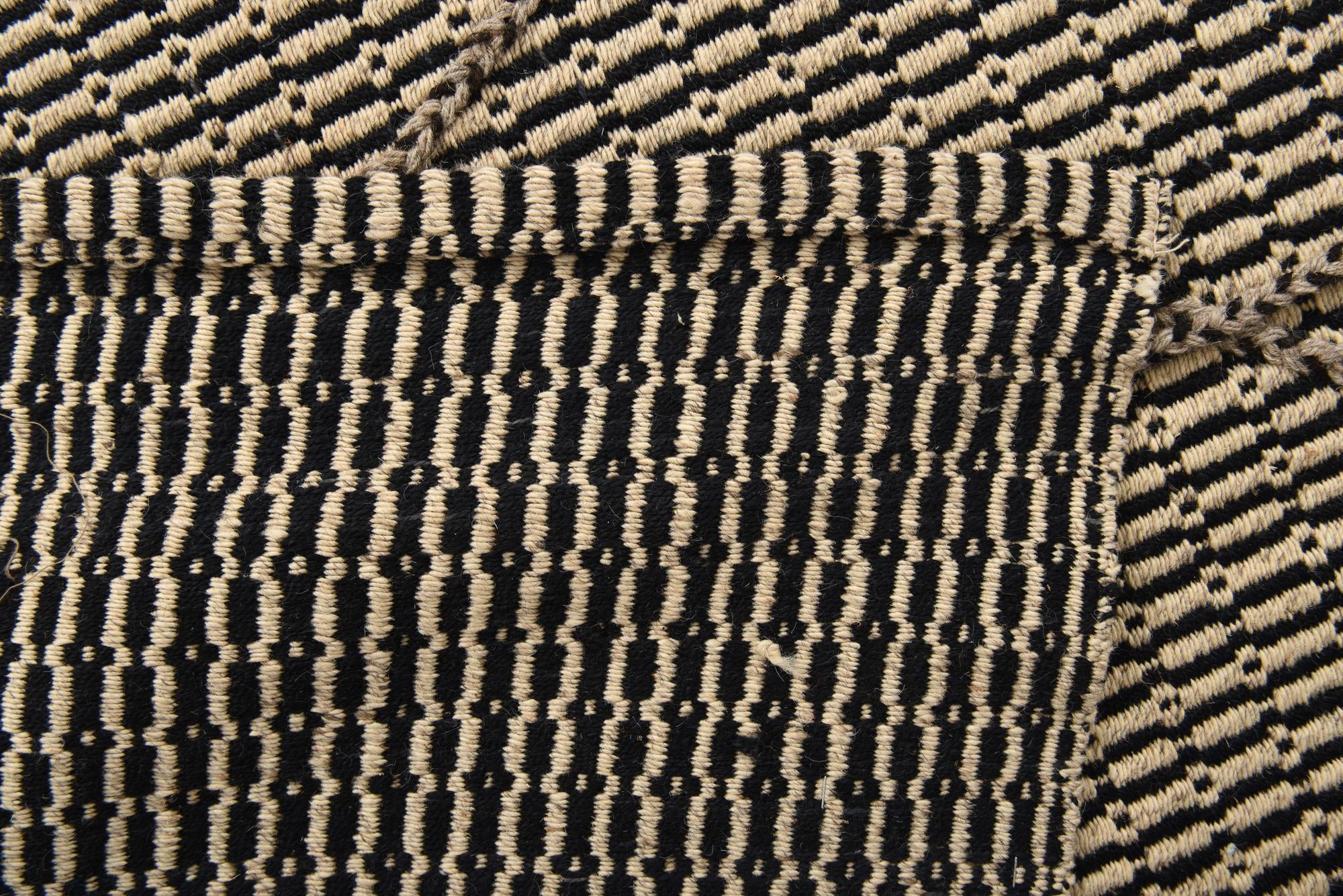 7' 10 x 9' 5 Hand Knotted Darya Wool Rug